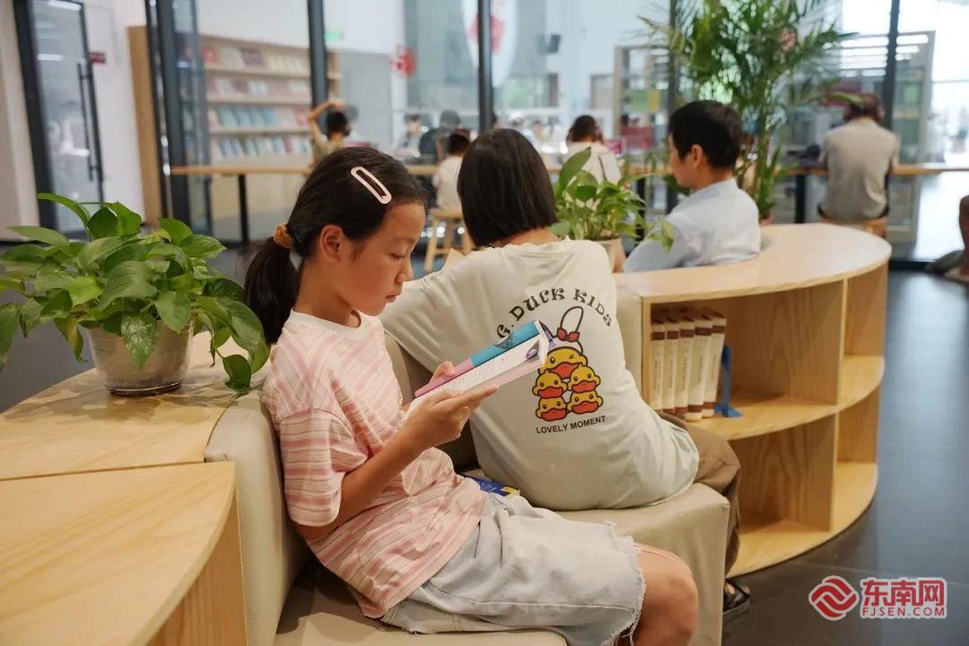 星空体育官网避暑又“充电” 今夏“书香乘凉”成高潮(图1)